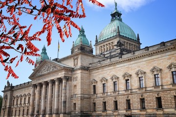 Obraz premium Leipzig Court of Law. Autumn tree colors.