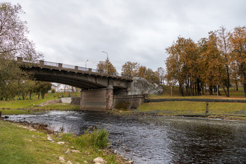 Obraz premium Pskov in October. The banks of the Pskova river. Bridge over the Pskova river, Pskov, Russia