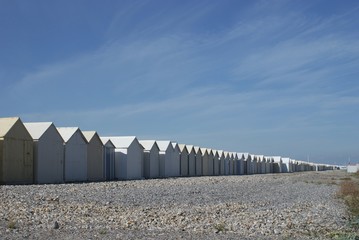 Alignement de cabines de plage.