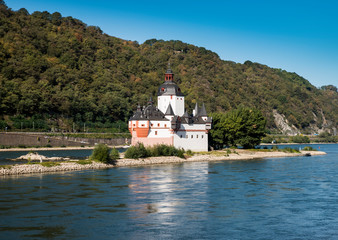 Fototapeta na wymiar View of the Castle Pfalzgrafenstein in the middle of the Rhine seen from the small town of Kaub. Rhineland-Palatinate, Germany, Europe