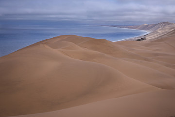 Fototapeta na wymiar Dune de sable géante sur la côte de l'océan Atlantique en Namibie - Afrique