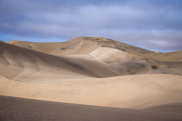 Fototapeta na wymiar Dune de sable jaune du désert sur la côte Atlantique en Namibie
