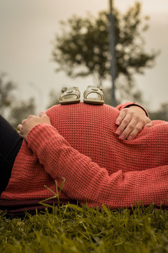 Mujer Embarazada Esperando A Su Bebé