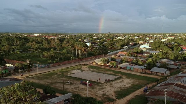 Arcoiris en una ciudad de la Amazonia