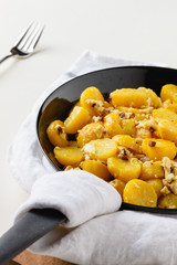 Bauernschmaus, Bratkartoffeln mit Zwiebeln, Speck und Ei gebraten