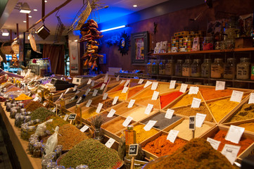 Gewürzstand in einer Markthalle