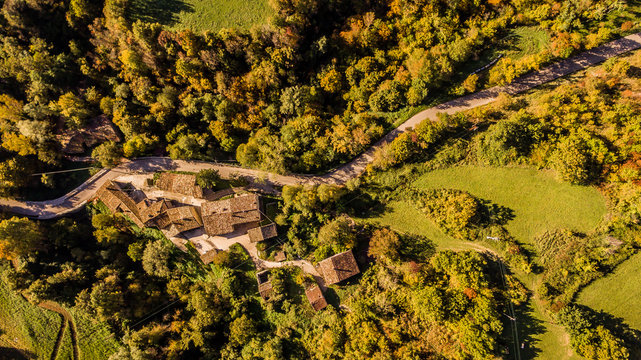 Veduta aerea dei monti Sibillini e dei borghi di Montemonaco