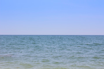 Obraz premium The green sea and blue sky