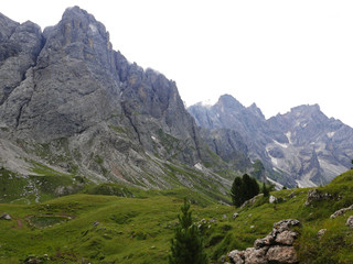 suggestiva vista delle cime dolomitiche in italia, tra vallate verdi e picchi rocciosi