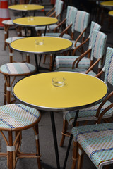 Tables de bar jaunes