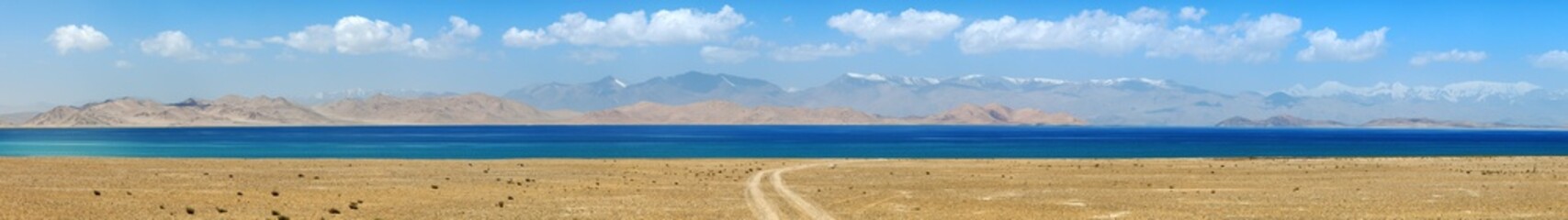 Fototapeta na wymiar Karakul lake and Pamir range in Tajikistan