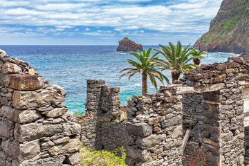 Ruinen des Fischerdorfs Calhau bei Sao Jorge, Madeira