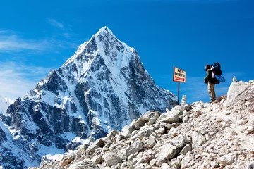 Papier Peint photo Everest signpost way to mount everest b.c., Himalayas mountains