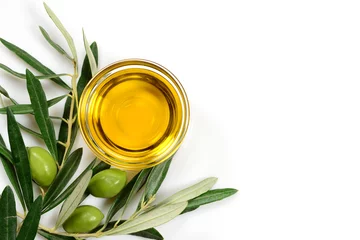 Foto op Plexiglas Olijfolie. Griekse olijfolie in glazen transparante kom met takken met bladeren en olijven, met kopieerruimte. Close-up, geïsoleerd op een witte achtergrond. © JethroT