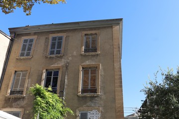 Fototapeta na wymiar Maison du Docteur Dugoujon dans la commune de Caluire et Cuire France - Maison dans laquelle le résistant Jean Moulin a été arrêté