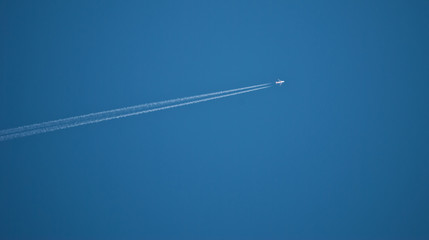 Cielo totalmente azul roto por el paso de un avion