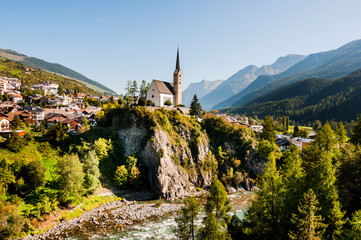 Fototapeta premium Scuol, Kirche, Engadiner Dorf, Unterengadin, Alpen, Gebirge, Wanderweg, Nationalpark, Graubünden, Sommer, Schweiz