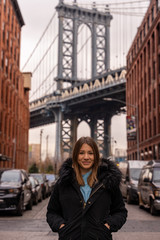 Fototapeta premium portrait of a tourist in front of the Manhattan bridge in new york