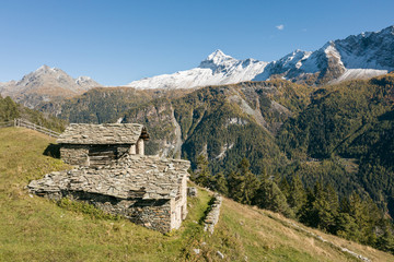 Fototapeta na wymiar Little huts in mountain, panoramic view
