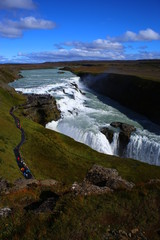 Cascada Gullfoss en Islandia vista alta con cielo azul y prados verdes
