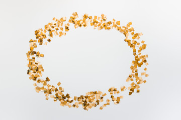 Golden glitter arranged in an oval shape