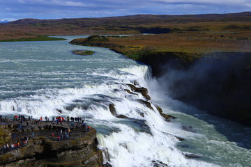 Cascada Gullfoss en Islandia vista alta con cielo azul y prados verdes