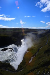 Cascada Gullfoss en Islandia vista alta con cielo azul y prados verdes