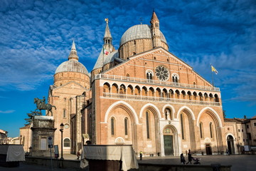 Fototapeta na wymiar piazza del santo mit basilica im abendlicht in padua, italien.