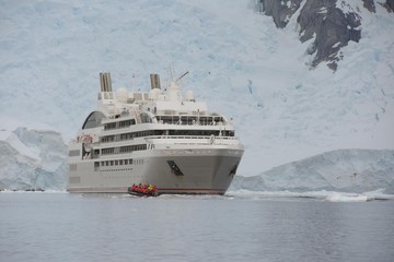 bateau de croisière en antarctique