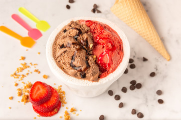helado de frutilla y chocolate