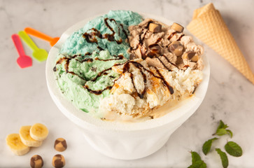 helado de menta, crema del cielo, banana y almendras