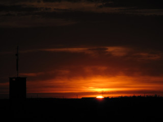 cielo atardecer rojo sol crep&uacute;sculo