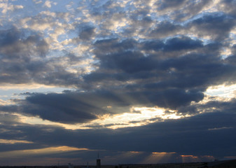 cielo atardecer azul rayos de sol