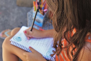 criança brincando de desenhar
