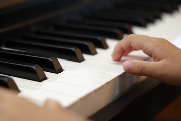 Fototapeta na wymiar ピアノを弾く子供の手(4歳児)