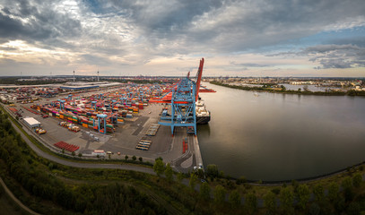 Luftaufnahme eines Containerterminals im Hafen von Hamburg 
