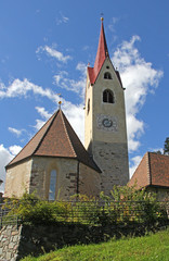 Fototapeta na wymiar l'antica chiesa parrocchiale di Gudon (Bolzano)