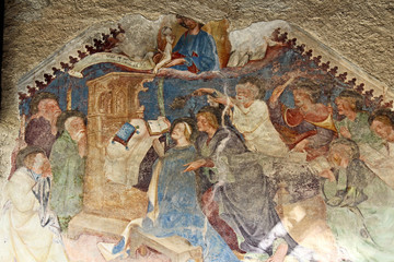morte di Maria. Affresco sopra il portale della chiesa parrocchiale di Gudon (Bolzano)