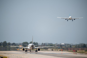 Aviones despegando y aterrizando