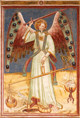 Obraz premium l'Arcangelo Michele pesa un'anima; affresco esterno della chiesa di Santa Caterina a Breien (Val di Tires, Bolzano)