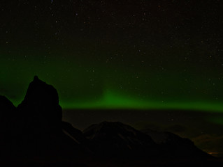 Schöner Sternenhimmel mit Polarlichter in Island