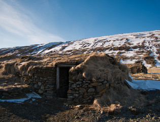 Eingang in ein gut erhaltenes Torfhaus in Island