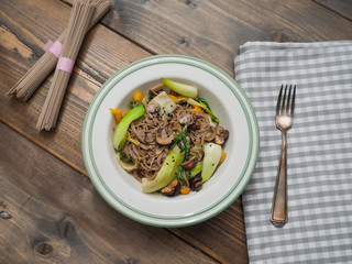 Soba noodle vegetable pan with pak choi