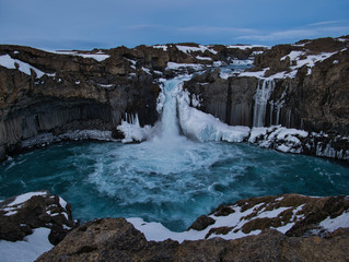 Basaltsteine und der blaue Aldeyjarfoss Wasserfall