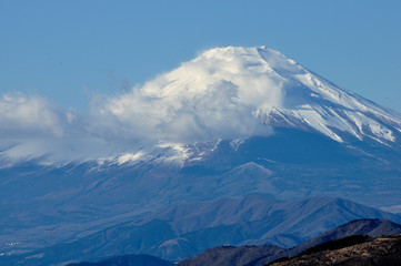 Fototapeta na wymiar 雲かかる富士山
