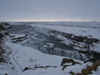 Verschneiter Weg zum Gullfoss Wasserfall in Island