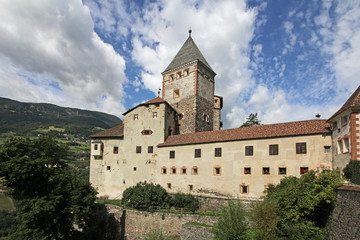 Fototapeta na wymiar Castel Trostburg presso Ponte Gardena (Bolzano)