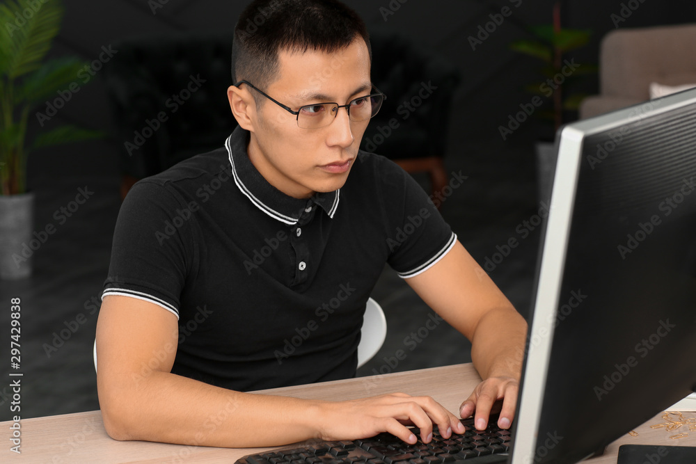 Aufkleber asian programmer working on computer in office