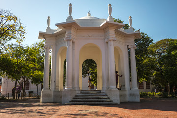 Obraz premium bailarines urbanos en medio de un monumento en medio de plaza de la ciudad caribeña de santa marta 