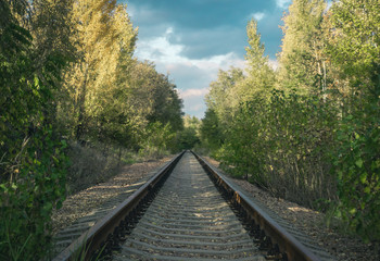 Obraz premium Duch miasta Prypeć. Strefa wykluczenia w Czarnobylu. Wypadek w elektrowni atomowej w Czarnobylu. Konsekwencje wypadku. Żółty znak promieniowania. Niebezpieczne terytorium. Zakażenie promieniowaniem.